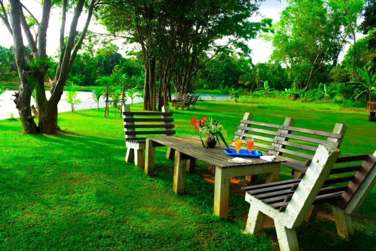 Canal Side Safari Resort Udawalawe Exterior foto