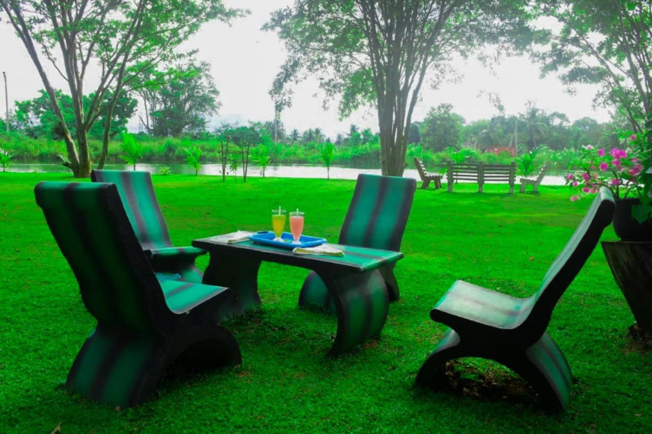 Canal Side Safari Resort Udawalawe Exterior foto